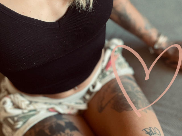 DaneeSoHot - Live sex cam - 26324597