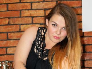 SelinaBB - Chat cam sex avec une Magnifique jeune bombe en chaleur européenne sur le site Xlovecam.com 