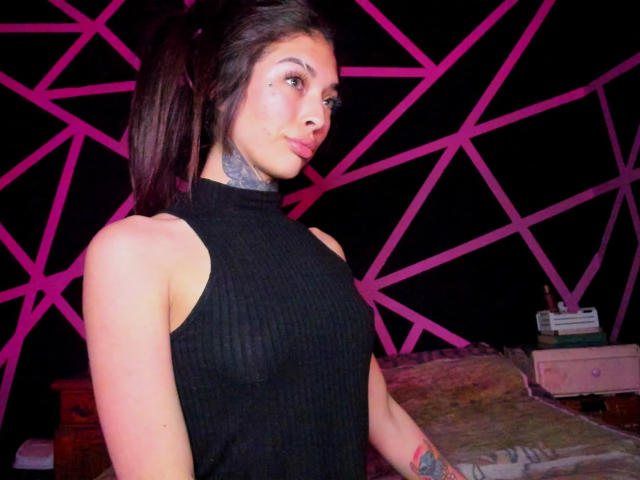 KatieSantana - Élő pornó és szexkamera - 26373985