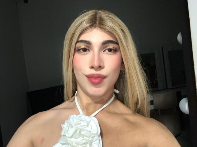 LiaColin - Live Sex Cam - 26407933