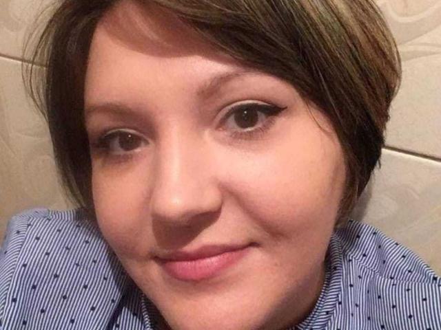MayaBlowsYou ha un viso carino, con capelli castani corti, eyeliner ad ali di farfalla e un leggero sorriso. Indossa una camicia a righe blu e bianca..