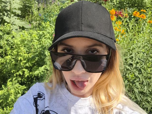 ElzaKomx - Live porn &amp; sex cam - 26440097