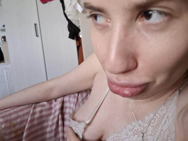 ElzaKomx - Live sex cam - 26440197