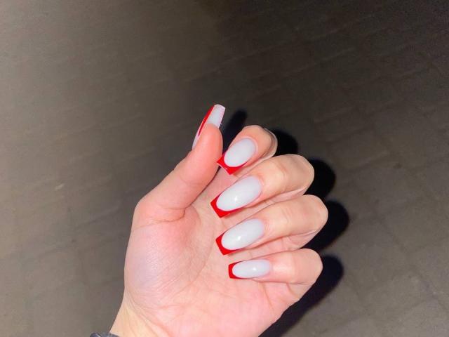 Las manos de Kripkoa tienen uñas largas, blancas y ovaladas, con puntas rojas y un detalle blanco en la uña del índice. Su piel es clara y sus uñas son brillantes..