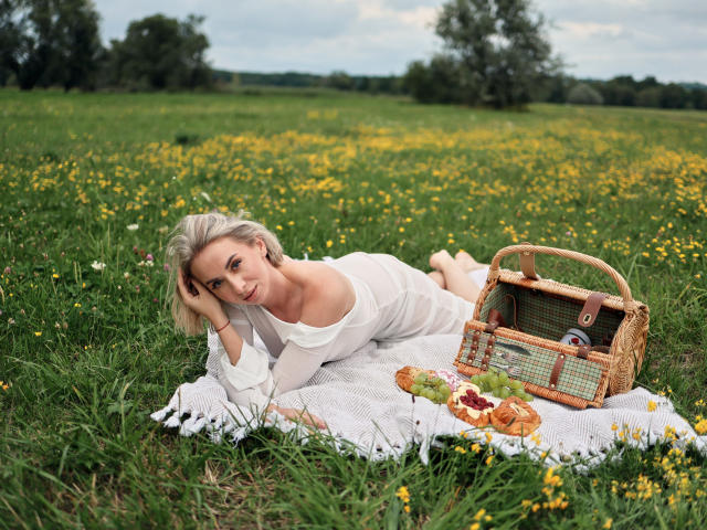 Digital illustration of a red-and-white paper cutout of a castle with a small flag. Simple, flat colors, minimal shadow. Clean lines, geometric shapes. No texture, no depth.