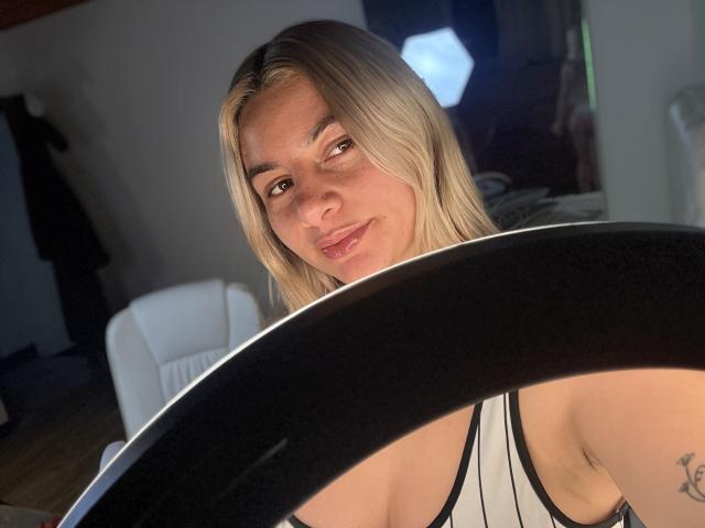 AtheneaRossi - Live porn &amp; sex cam - 26637430