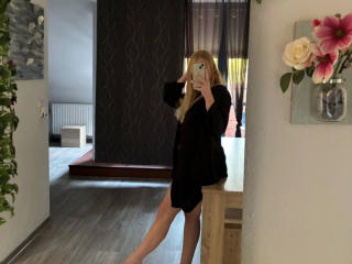 Se komplett profil för RoyalBlondie-hot