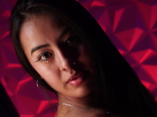 Samantha Ross tiene ojos marrones oscuros, cabello negro lacio, un piercing en la nariz y labios rosados brillantes. Lleva un collar de plata y aros grandes, y tiene una mirada sexy y seria..