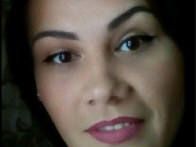 DayanaSins tiene cejas oscuras, delineador de ojos negro y lápiz labial rosa. Sus ojos marrones están ligeramente levantados, y está sonriendo suavemente con una ligera inclinación de la cabeza..