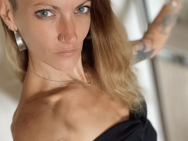 DaneeSoHot - Live sexe cam - 26800230