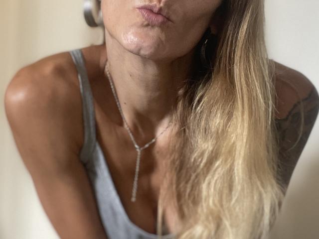 DaneeSoHot - Live sex cam - 26800349