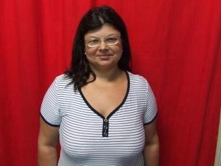 SweetKarinaX - Chat live sexe avec cette MILF un peu enrobée sur la plateforme Xlovecam 