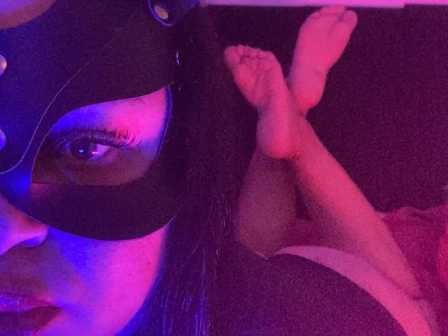 digital illustration of a red, stylized letter "E" in the center, surrounded by four identical smaller red "E"s, with a subtle gradient from dark red to light red.