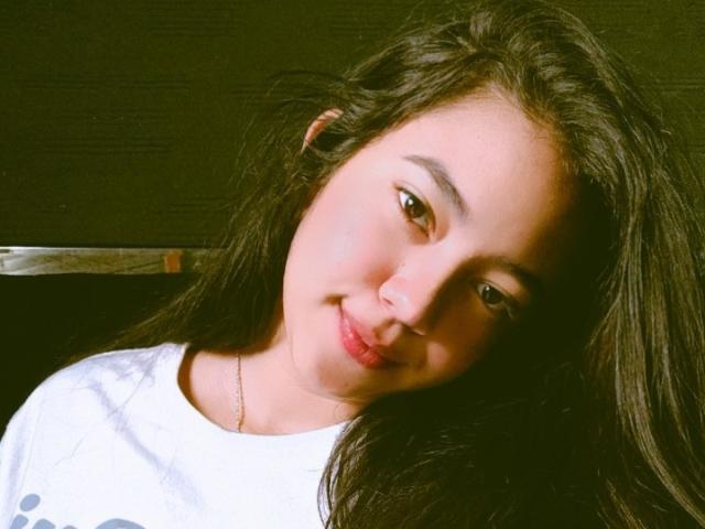 Design piatto e minimalista con un emblema centrale, leggermente inclinato, rosso e bianco. Linee semplici e pulite. Il marchio SWEETSIIN non è presente. L'emblema ha una leggera lucentezza riflettente..