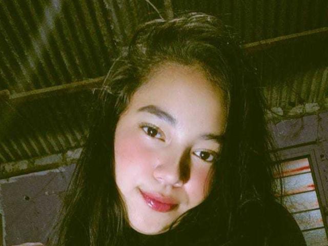 Illustrazione digitale di cinque lettere "E" rosse, identiche, piatte e stilizzate, disposte in fila. Le lettere hanno linee pulite e marcate e un leggero effetto tridimensionale. Design semplice e minimalista..