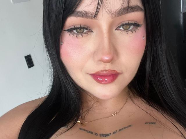 DanielaRuizz ha i capelli neri, gli occhi verdi, un leggero rossore sulle guance, piercing al naso e labbra rosa lucide. Il suo seno è visibile e ha dei tatuaggi sul petto..