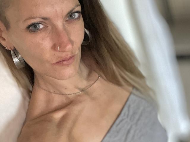 DaneeSoHot - сексуальная веб-камера в реальном времени - 26973752