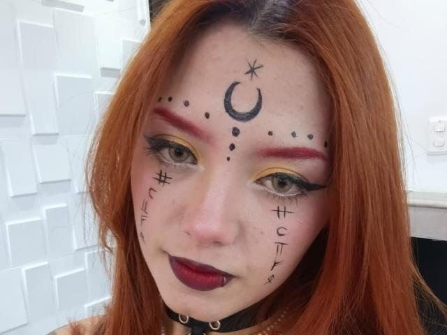 EmmaThomsonn - Live Sex Cam - 26979381