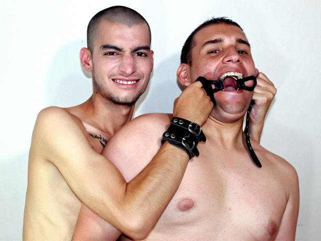 TonnyForSantini - Spectacle en direct avec ce Couple Gay avec le sexe complètement épilé  