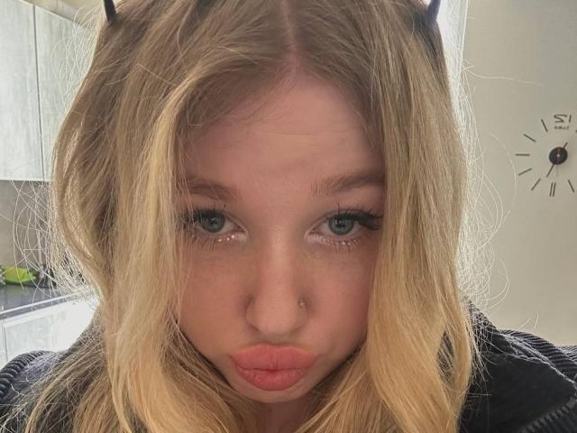 JuliKisss - Live porn &amp; sex cam - 27074561