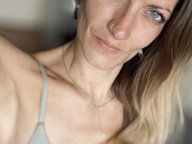 DaneeSoHot - Porno na żywo i seks kamera - 27090206