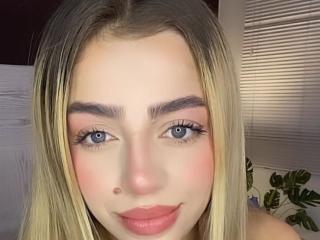 ZhaaviaMoon - Live sex cam - 27136028