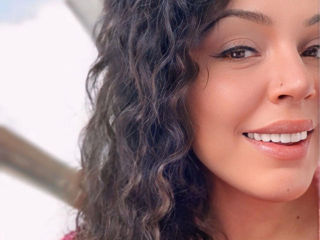 Layla84-hot's Gesicht zeigt dunkles, lockiges Haar, braune Augen und ein süßes Lächeln mit weißen Zähnen. Sie hat eine kleine Nase und volle, rosafarbene Lippen. Weiche Haut, sieht sexy aus..