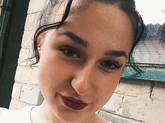 Illustrazione digitale di cinque forme stilizzate, piatte, audaci, rosse e nere a forma di "C" disposte verticalmente. Design semplice e minimalista, senza sfumature o texture. Layout pulito e geometrico..