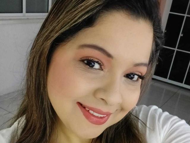 IdyllaJhones ha degli adorabili occhi marroni, labbra piene e rosate, e un sorriso dolce. Indossa un trucco per gli occhi rosa, e i suoi capelli castani sono lisci con riflessi biondi..
