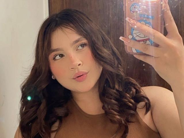 Digital illustration of five stylized, bold, flat, red letters "E" stacked vertically in the center. Letters have a subtle gradient from dark red to light red. Simple, clean design.