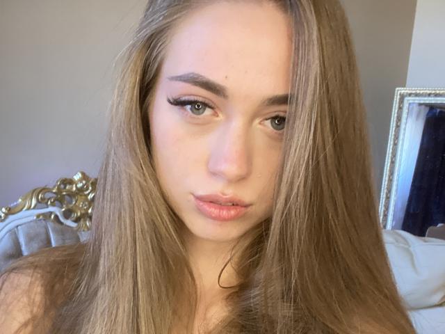 GoGoDream heeft lang, recht bruin haar, groene ogen en volle, roze lippen. Haar borsten zijn niet zichtbaar. Ze kijkt recht in de camera met een neutrale uitdrukking..