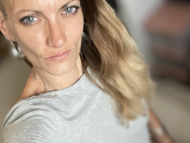 DaneeSoHot - Live sex cam - 27287691