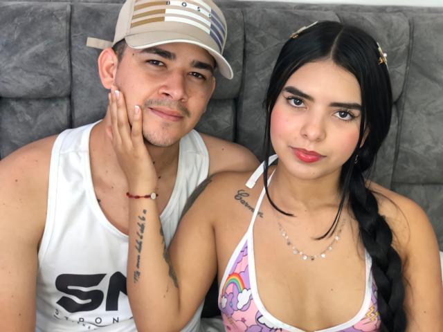Laura et Kevin, avec des cheveux foncés tressés, un bikini rose arc-en-ciel, de petites seins et des tatouages, assises à côté de Kevin qui porte une casquette beige, un débardeur blanc et une légère moustache..