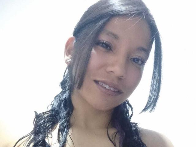Paulina Colemann, con i capelli neri bagnati, il naso piccolo e il sorriso discreto, indossa una maglietta nera, ha un viso carino e mostra i denti..