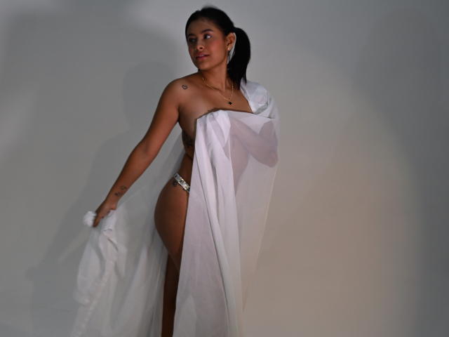 EmilyThompsonx - Live Sex Cam - 27553789