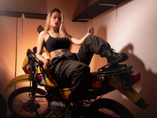 MiaValentine - Live sex cam - 27572675