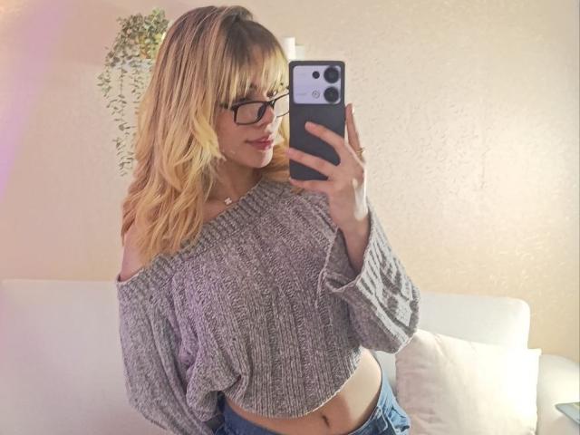 EmmaRiveraa - Live Sex Cam - 27578422