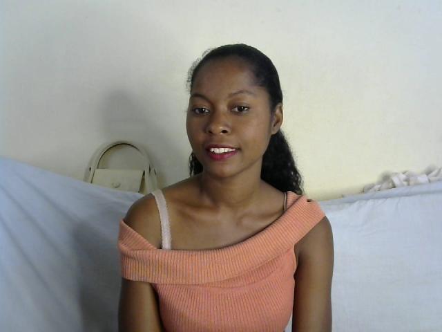 LuanneHot - Live sex cam - 27596587