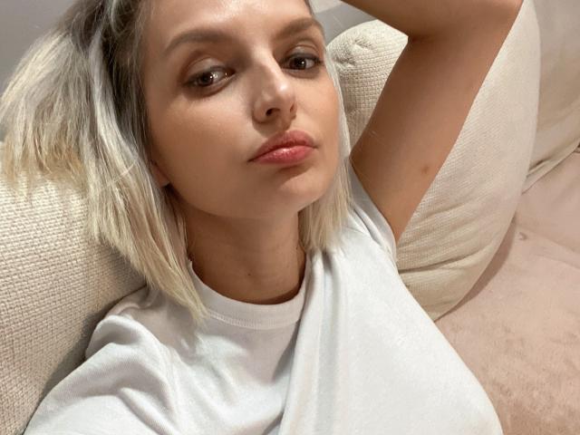 DouceAmelia - Live porn &amp; sex cam - 27611840