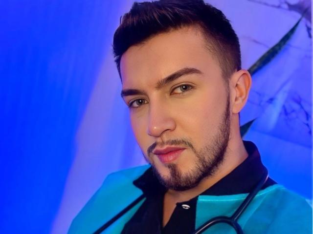 DaltonWhite heeft een schattelijk, lichtelijk gespierd gezicht met donker, kort haar, een baard en bruine ogen. Hij draagt een turquoise shirt met een zwarte kraag, en een stethoscoop..