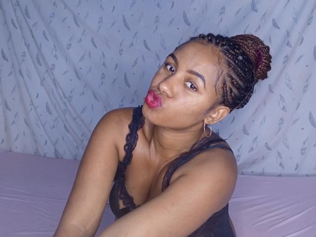 LayahCoquine - Live Sex Cam - 27746380