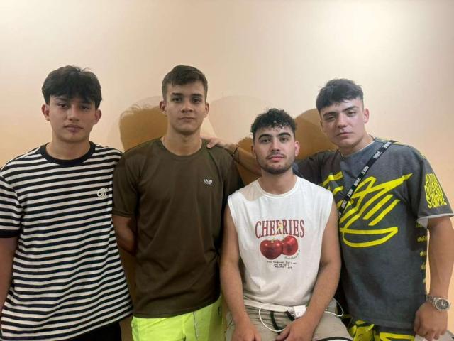 Quatro SpaceMen69 em pé, vestindo roupas casuais: camisa listrada, camiseta marrom, camiseta branca com a inscrição "Cherries", cinza com um desenho amarelo. Um dos SpaceMen69 tem barba curta, os outros têm cabelo curto..