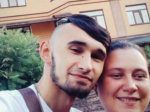 Charlotte y James, con cabello oscuro y corto y barba, sonriendo junto a una mujer de cabello castaño, ambos mostrando expresiones felices. Ella tiene una nariz linda y él tiene un pequeño bigote..