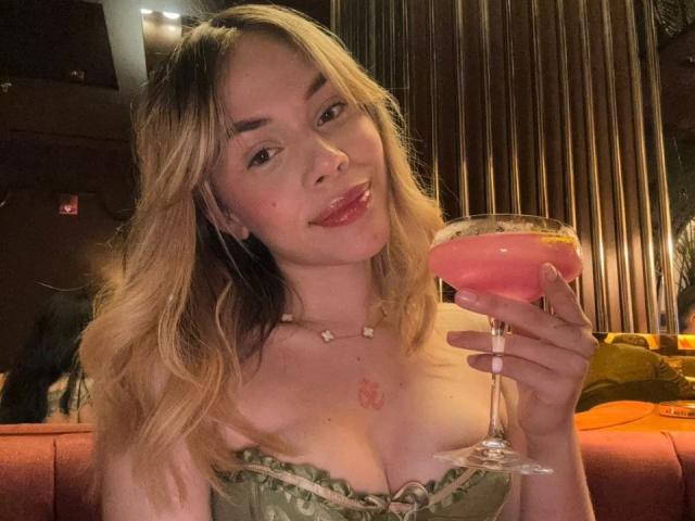 EmmaRiveraa - Élő pornó és szexkamera - 27808130