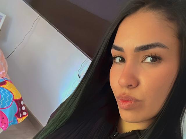 JennerSex ha una pelle marrone media, sopracciglia nere, lunghi capelli neri e sta arricciando le labbra, con una leggera abbronzatura e un'espressione sexy e sicura in questo selfie..