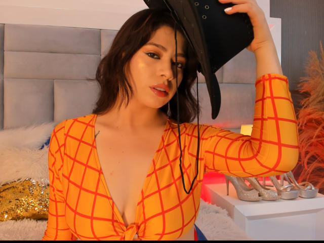 LindaMancini - Live porn &amp; sex cam - 27930365