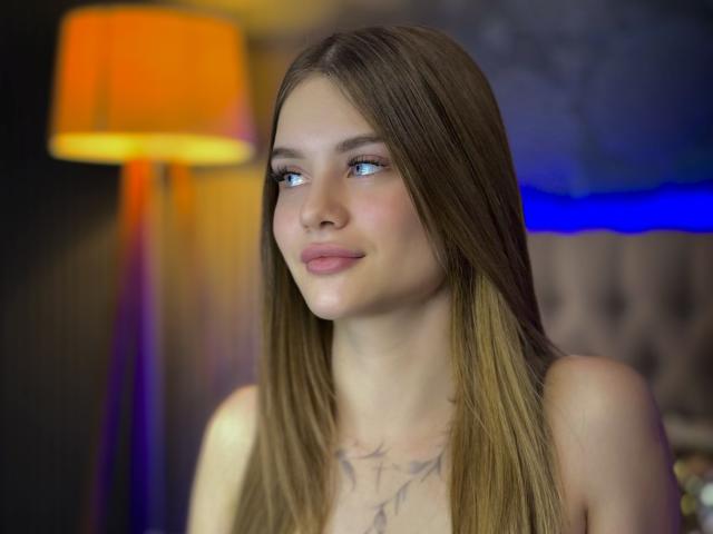 LuisaClover - Live Sex Cam - 27970292