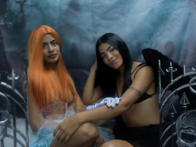 KarenAndLaura - Live sex cam - 27984473