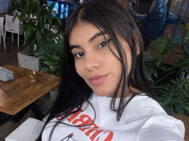 Abby Kell ha lunghi capelli neri, occhi marroni e un sorriso carino. Indossa una camicia bianca con scritte rosse, e ha un piccolo brufolo sul naso. Il seno non è visibile..