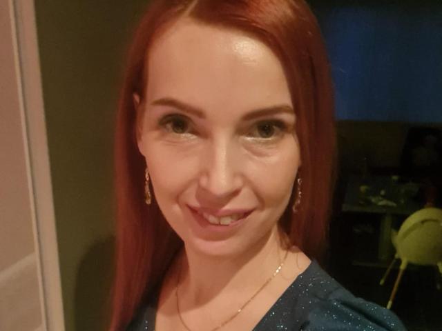 AnnieNox ha i capelli rossi, gli occhi verdi e un leggero sorriso. Indossa una camicia blu con piccoli pois bianchi, orecchini dorati e una collana dorata. Il suo seno è piccolo..